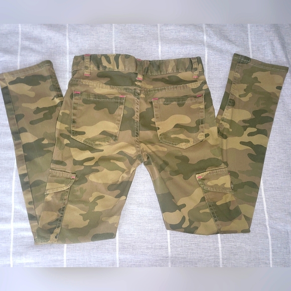 Children's Place Girls Camo Cargo Jeans 10 - Picture 2 of 3